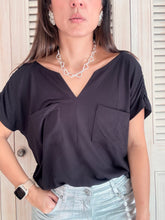 Cargar imagen en el visor de la galería, Camiseta Bolsillo Milán Negro