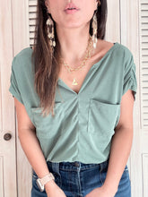 Cargar imagen en el visor de la galería, Camiseta Bolsillo Milán Verde