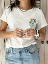 Cargar imagen en el visor de la galería, Corazón  Anatómico Flores Bordado
