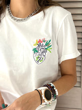 Cargar imagen en el visor de la galería, Corazón  Anatómico Flores Bordado
