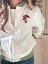 Cargar imagen en el visor de la galería, Chaqueta Bomber Jacket  Hongo Bordados
