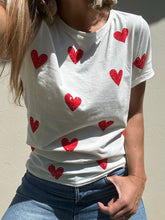 Cargar imagen en el visor de la galería, T Shirt Blanca Corazones
