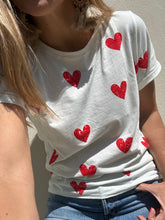 Cargar imagen en el visor de la galería, T Shirt Blanca Corazones
