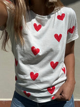 Cargar imagen en el visor de la galería, T Shirt Blanca Corazones
